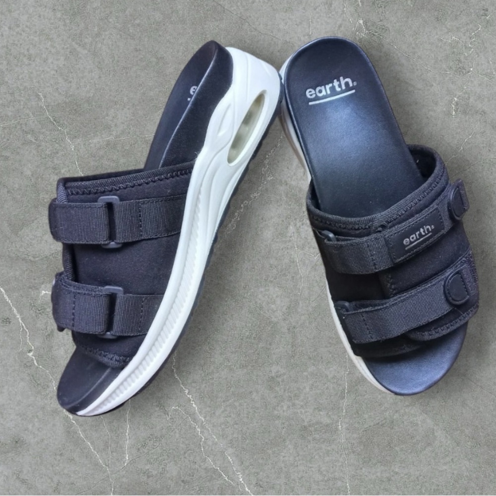 Earth Black and White Women's Sandals